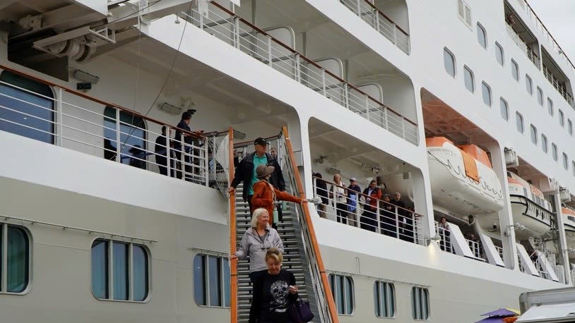 Trong ngày 1 tết, chuyến tàu Silver Dawn chở hơn 500 du khách quốc tế từ các quốc gia châu Âu, châu Mỹ cập bến Cảng tàu khách quốc tế Hạ Long. Trong ngày 1 tết, chuyến tàu Silver Dawn chở hơn 500 du khách quốc tế từ các quốc gia châu Âu, châu Mỹ cập bến Cảng tàu khách quốc tế Hạ Long.