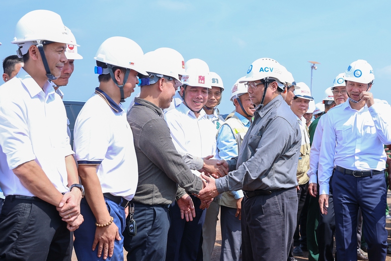 Thủ tướng lần thứ 6 kiểm tra công trường sân bay Long Thành- Ảnh 5. Thủ tướng lần thứ 6 kiểm tra công trường sân bay Long Thành- Ảnh 5.