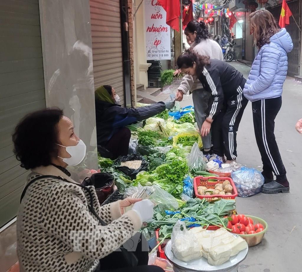 Mùng 4 Tết: Giá thực phẩm, trái cây đã quay lại như ngày thường