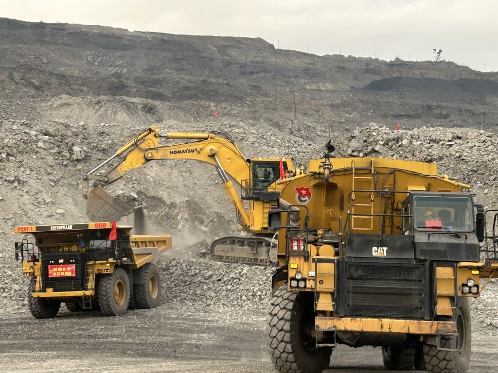 nhiều đơn vị sản xuất than lộ thiên của Tập đoàn Công nghiệp Than - Khoáng sản Việt Nam (TKV) đồng loạt tổ chức ra quân sản xuất đầu năm