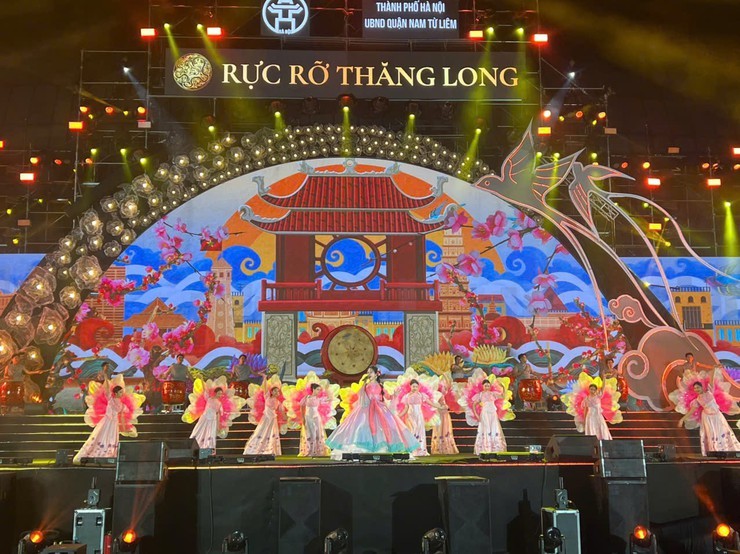 Nhân dân Thủ đô đón Xuân Ất Tỵ 2025 vui tươi, an toàn và tiết kiệm