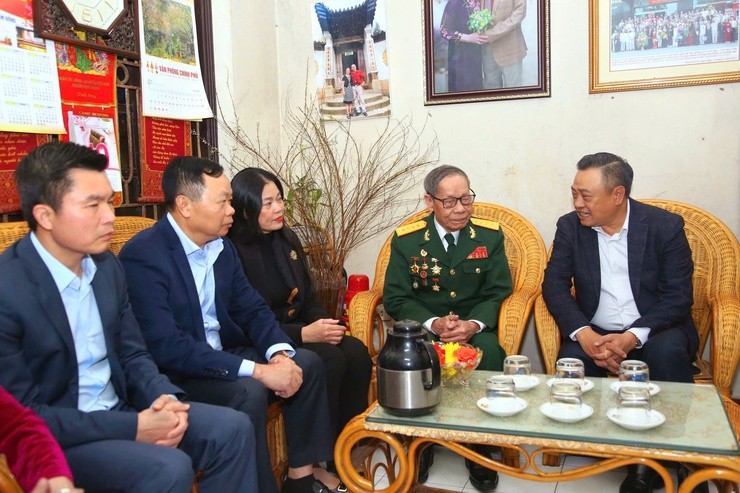 Nhân dân Thủ đô đón Xuân Ất Tỵ 2025 vui tươi, an toàn và tiết kiệm