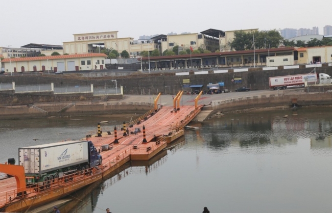 Quảng Ninh: Hoạt động xuất nhập khẩu hàng hóa qua Lối mở cầu phao tạm Km3+4 Hải Yên trở lại bình thường