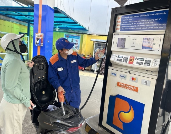 Giá xăng RON95-III giảm xuống ngưỡng dưới 21.000 đồng/lít