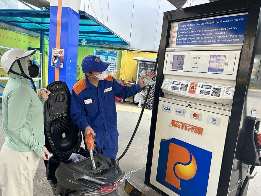 Giá xăng RON95-III giảm xuống ngưỡng dưới 21.000 đồng/lít