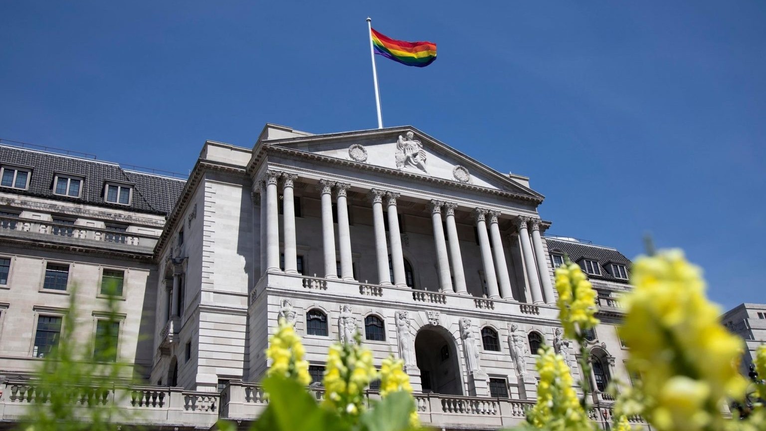 Ngân hàng trung ương Anh cắt giảm lãi suất lần thứ ba trong vòng 6 tháng