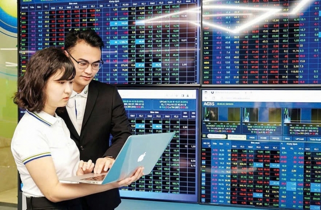 Chứng khoán ngày 6/3: Áp lực bán lan rộng, VN-Index giảm mạnh trong phiên cuối tuần