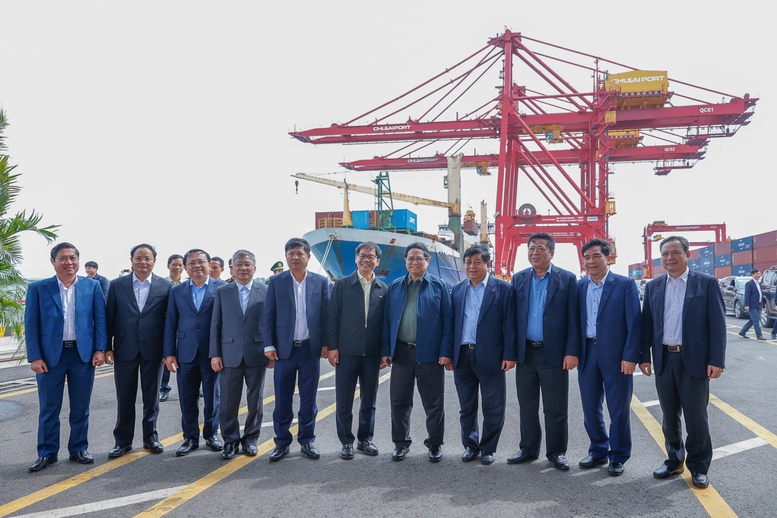 Thủ tướng đề nghị tập đoàn THACO nghiên cứu, sản xuất tàu đường sắt tốc độ cao- Ảnh 3. Thủ tướng đề nghị tập đoàn THACO nghiên cứu, sản xuất tàu đường sắt tốc độ cao- Ảnh 3.