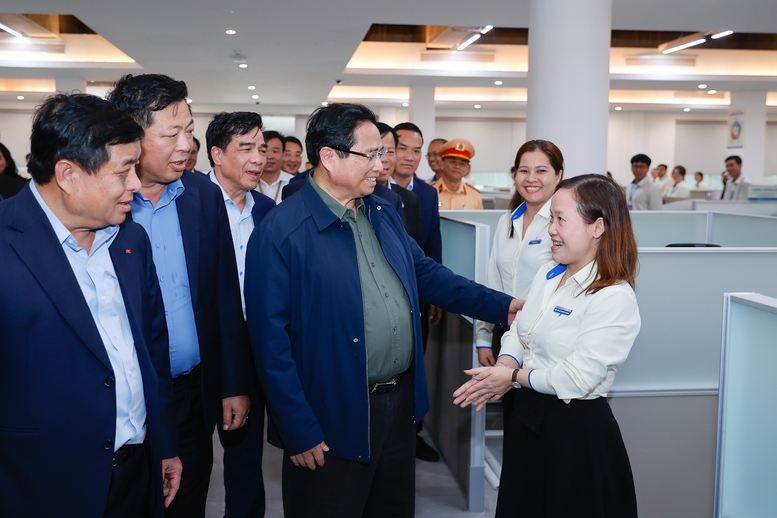 Thủ tướng đề nghị tập đoàn THACO nghiên cứu, sản xuất tàu đường sắt tốc độ cao- Ảnh 5. Thủ tướng đề nghị tập đoàn THACO nghiên cứu, sản xuất tàu đường sắt tốc độ cao- Ảnh 5.