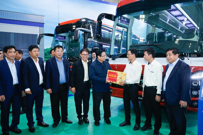 Thủ tướng đề nghị tập đoàn THACO nghiên cứu, sản xuất tàu đường sắt tốc độ cao- Ảnh 8. Thủ tướng đề nghị tập đoàn THACO nghiên cứu, sản xuất tàu đường sắt tốc độ cao- Ảnh 8.