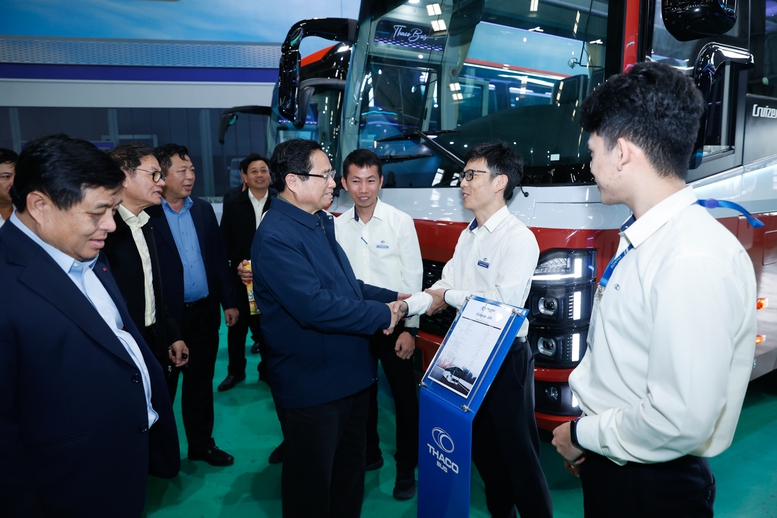 Thủ tướng đề nghị tập đoàn THACO nghiên cứu, sản xuất tàu đường sắt tốc độ cao- Ảnh 9. Thủ tướng đề nghị tập đoàn THACO nghiên cứu, sản xuất tàu đường sắt tốc độ cao- Ảnh 9.