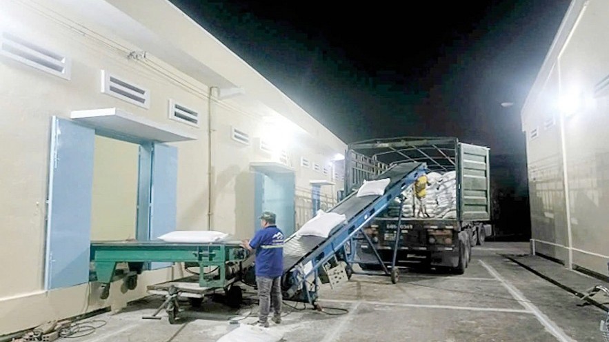 Gạo dự trữ quốc gia kịp thời đến với người dân đón Tết