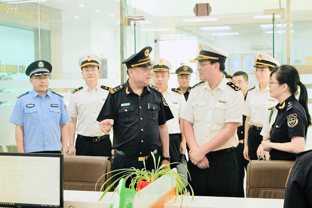 Đoàn công tác Hải quan Đông Hưng tham quan mô hình quản lý hải quan tại Chi cục Hải quan cửa khẩu Móng Cái. Ảnh do đơn vị cung cấp