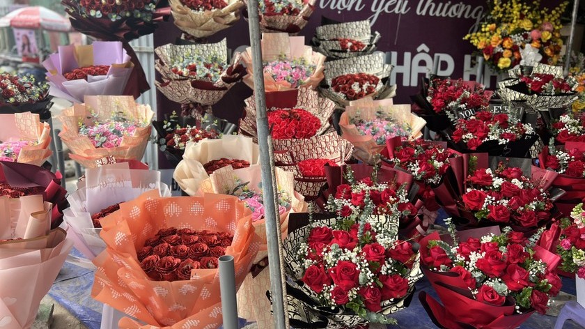 Sôi động thị trường hoa tươi, quà tặng trước ngày lễ Valentine