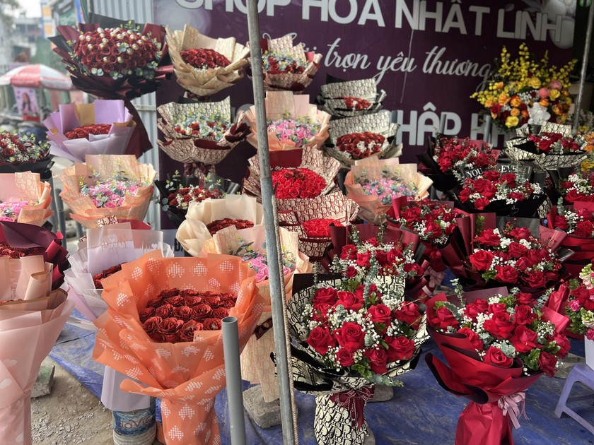 Hoa hồng là mặt hàng bán chạy nhất mỗi dịp 14/2. Hoa hồng là mặt hàng bán chạy nhất mỗi dịp 14/2.
