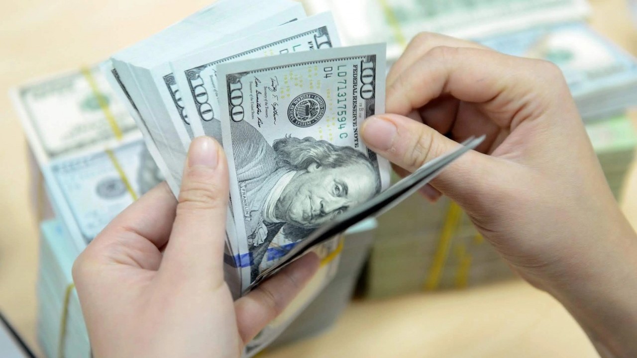 Giá USD ngân hàng chạm mốc 25.700 đồng, lập đỉnh lịch sử