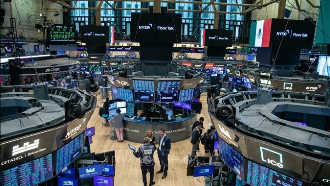 Phố Wall diễn biến trái chiều trước nhiều bất ổn thị trường