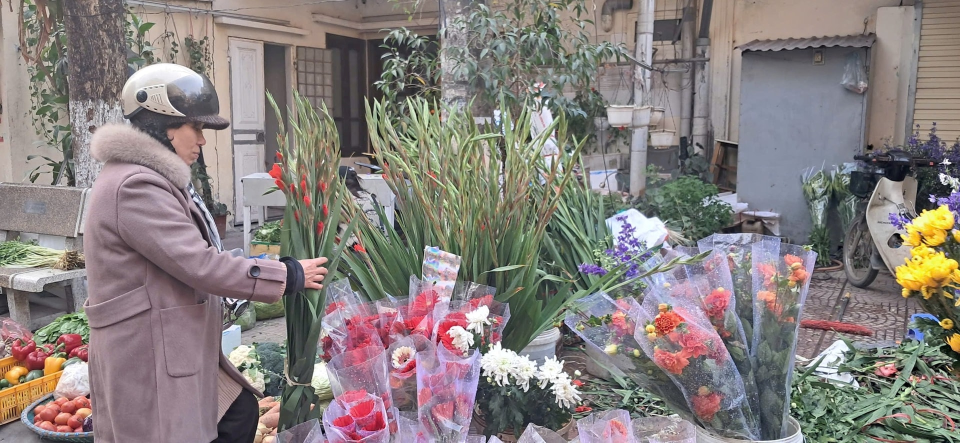 Thị trường đồ cúng ngày Rằm tháng Giêng sôi động, cỗ cúng và xôi gà tiêu thụ nhanh 11-2-chontt2.jpg