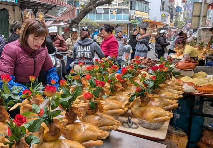 Thị trường đồ cúng ngày Rằm tháng Giêng sôi động, cỗ cúng và xôi gà tiêu thụ nhanh Mặt hàng "gà ngậm hoa hồng" đã trở thành “thương hiệu” tại khu chợ này và rất hút khách. Tùy vào kích thước, trọng lượng mỗi con gà có giá khoảng 600.000 - 800.000 đồng/con, đây là mức giá vẫn duy trì từ trước Tết Nguyên đán.