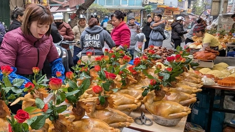 Thị trường đồ cúng ngày Rằm tháng Giêng sôi động, cỗ cúng và xôi gà tiêu thụ nhanh