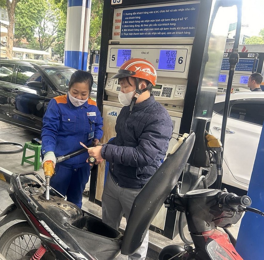 Xăng RON95-III tăng vượt mức 21.000 đồng/lít từ 15h ngày 13/2