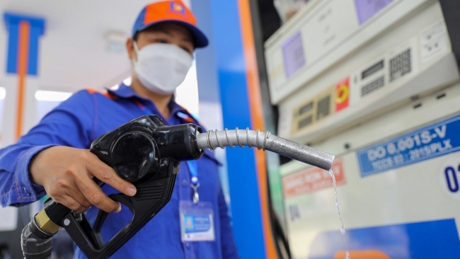 Ngày 14/2: Giá xăng dầu trong nước đồng loạt tăng, thế giới đi ngang