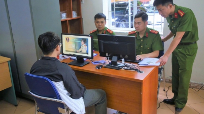 Công an cấp xã sẽ tiếp nhận hồ sơ đổi, cấp lại giấy phép lái xe