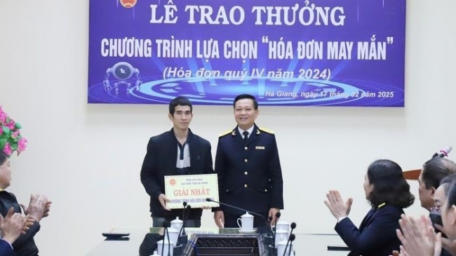 Cục Thuế Hà Giang trao thưởng 15 hóa đơn may mắn quý IV/2024