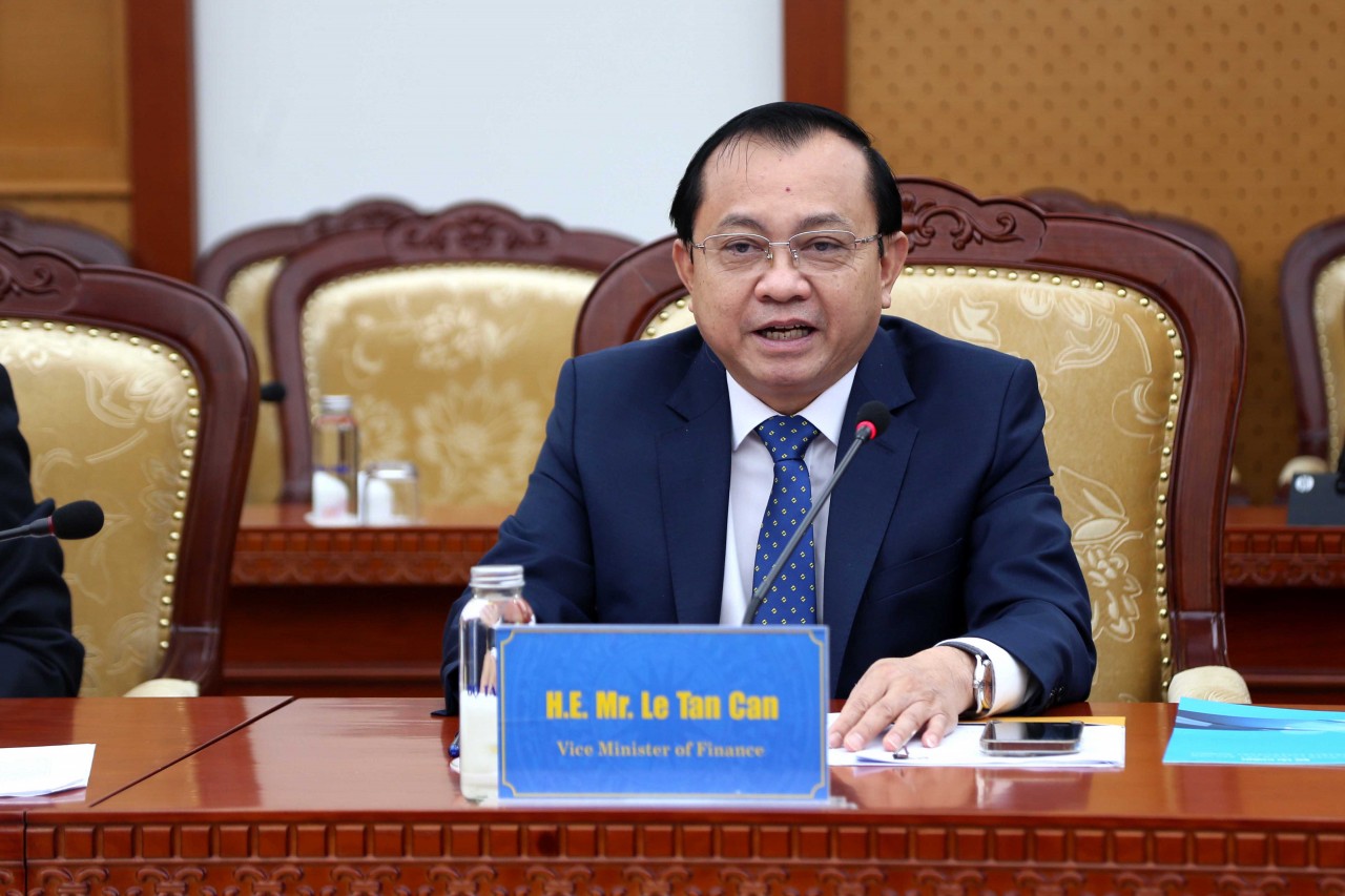 Thứ trưởng Lê Tấn Cận tiếp Tổng giám đốc Tập đoàn bảo hiểm Shinhan Life, Lee Young Jung