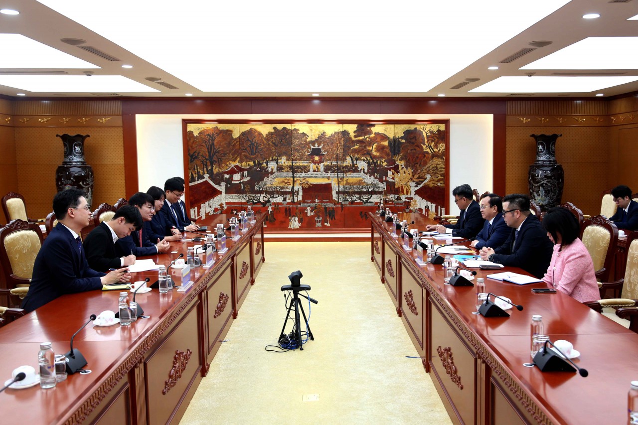 Thứ trưởng Lê Tấn Cận tiếp Tổng giám đốc Tập đoàn bảo hiểm Shinhan Life, Lee Young Jung