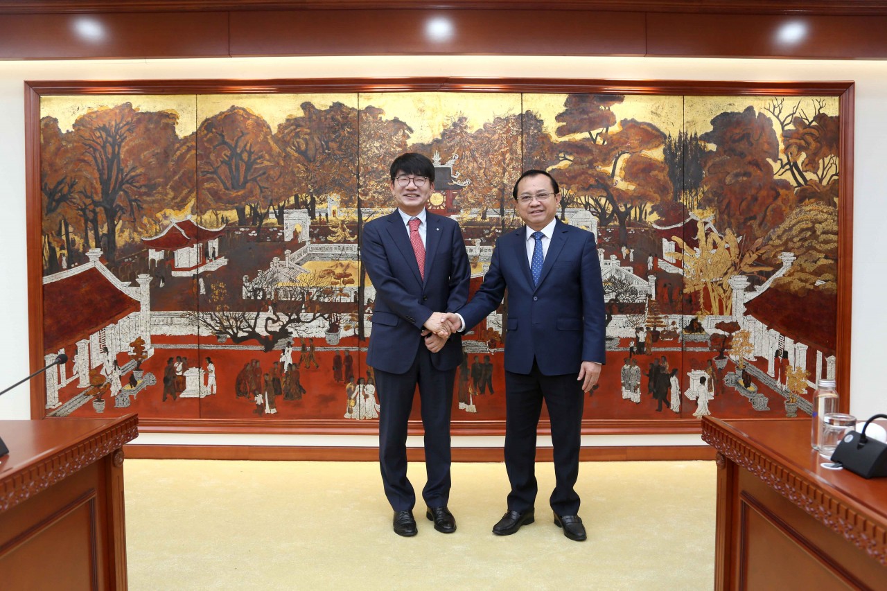 Thứ trưởng Lê Tấn Cận tiếp Tổng giám đốc Tập đoàn bảo hiểm Shinhan Life, Lee Young Jung
