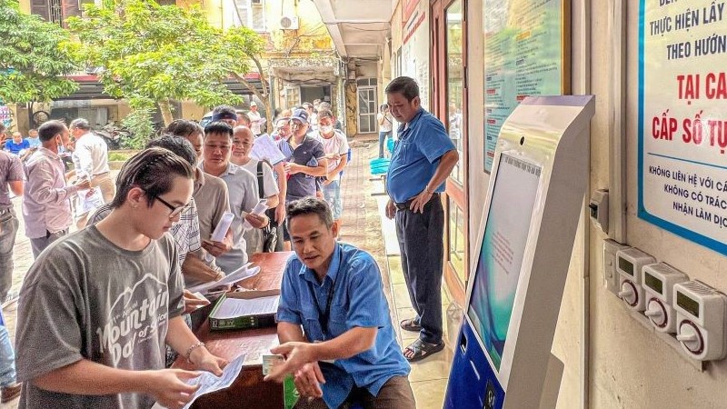 Người dân Thủ đô đổi giấy phép lái xe tại 32 đại lý dịch vụ công trực tuyến