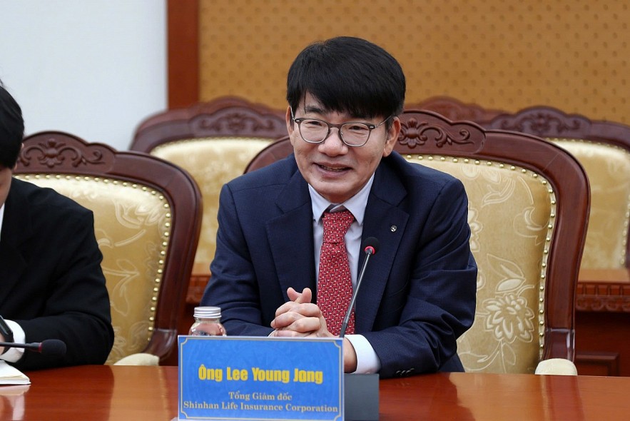 Thứ trưởng Lê Tấn Cận tiếp và làm việc với Tổng giám đốc Tập đoàn bảo hiểm Shinhan Life Lee Young Jong