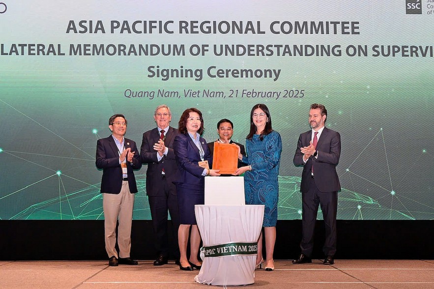 Phát triển thị trường chứng khoán để tăng nguồn lực vốn cho mục tiêu tăng trưởng Phát triển thị trường chứng khoán để tăng nguồn lực vốn cho mục tiêu tăng trưởng