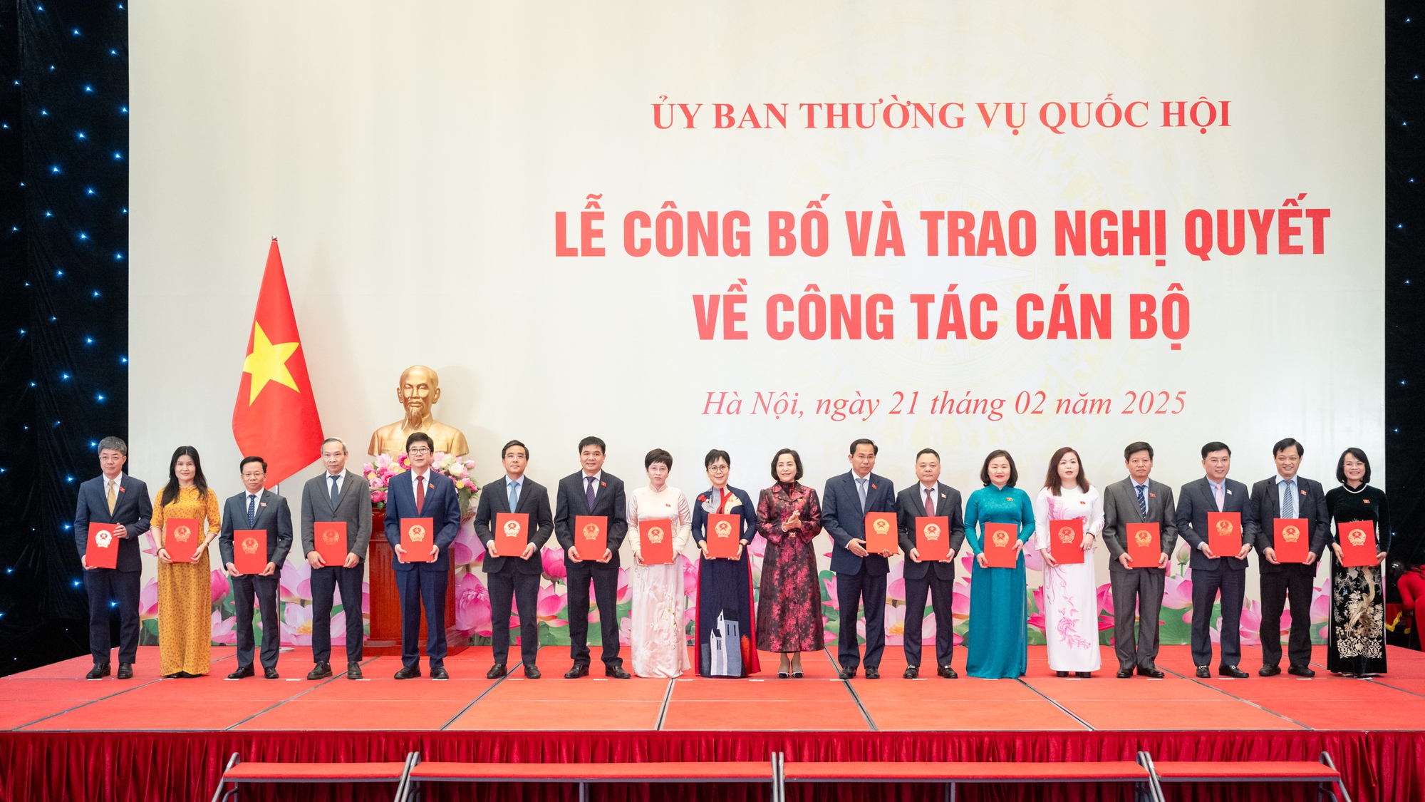 Trao Nghị quyết về công tác cán bộ đối với các Phó Chủ nhiệm Ủy ban của Quốc hội và ĐBQH chuyên trách- Ảnh 2. Trao Nghị quyết về công tác cán bộ đối với các Phó Chủ nhiệm Ủy ban của Quốc hội và ĐBQH chuyên trách- Ảnh 2.
