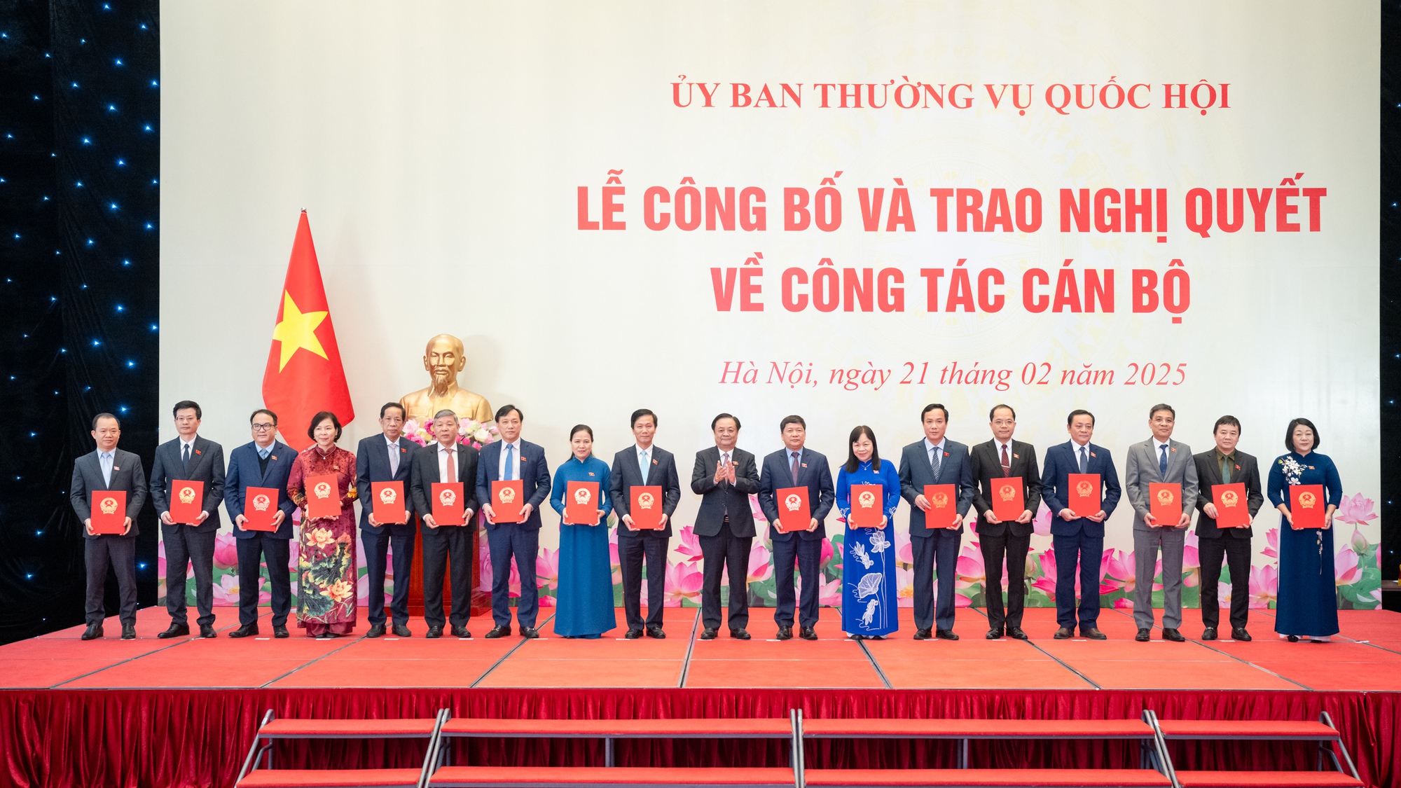 Trao Nghị quyết về công tác cán bộ đối với các Phó Chủ nhiệm Ủy ban của Quốc hội và ĐBQH chuyên trách- Ảnh 3. Trao Nghị quyết về công tác cán bộ đối với các Phó Chủ nhiệm Ủy ban của Quốc hội và ĐBQH chuyên trách- Ảnh 3.