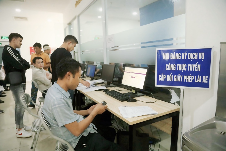 Ưu tiên cấp đổi giấy phép lái xe qua ứng dụng môi trường điện tử