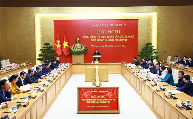 Thủ tướng Phạm Minh Chính trao quyết định thành lập 15 đảng bộ thuộc Đảng ủy Chính phủ Chú thích ảnh
