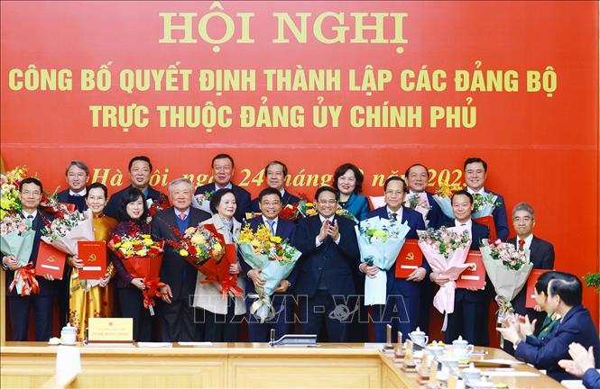 Thủ tướng Phạm Minh Chính trao quyết định thành lập 15 đảng bộ thuộc Đảng ủy Chính phủ Chú thích ảnh