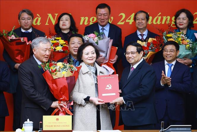 Thủ tướng Phạm Minh Chính trao quyết định thành lập 15 đảng bộ thuộc Đảng ủy Chính phủ Chú thích ảnh