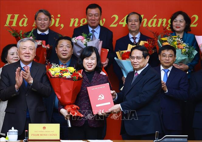 Thủ tướng Phạm Minh Chính trao quyết định thành lập 15 đảng bộ thuộc Đảng ủy Chính phủ Chú thích ảnh