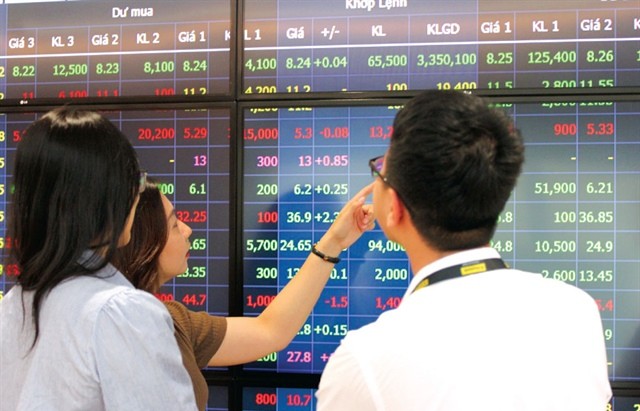 VN-Index vượt mốc 1.300 điểm, nhóm đầu tư công và khu công nghiệp hút vốn mạnh