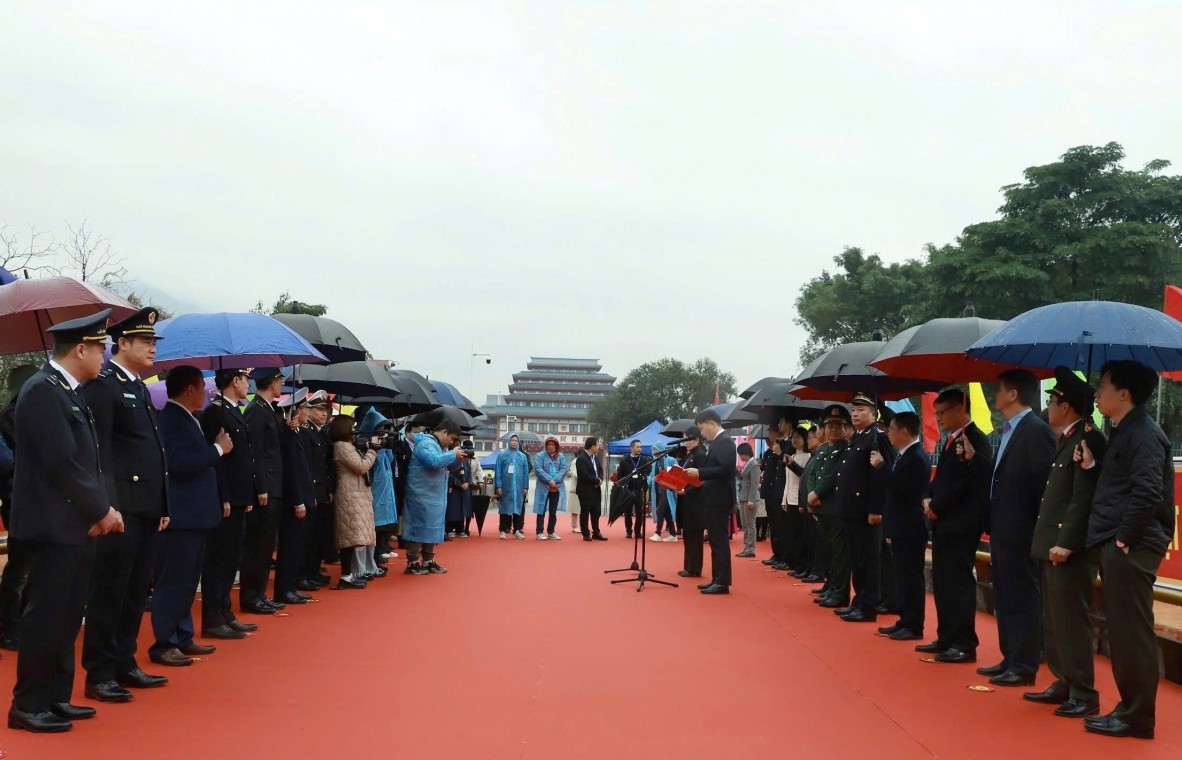 Thông quan xuất nhập cảnh qua cặp cửa khẩu Hoành Mô (Việt Nam) - Động Trung (Trung Quốc)