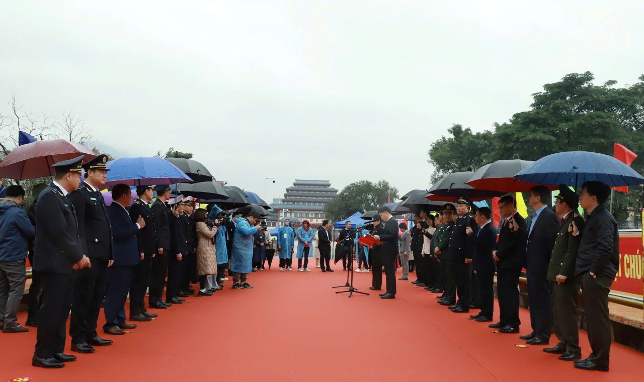 Thông quan xuất nhập cảnh qua cặp cửa khẩu Hoành Mô (Việt Nam) - Động Trung (Trung Quốc)