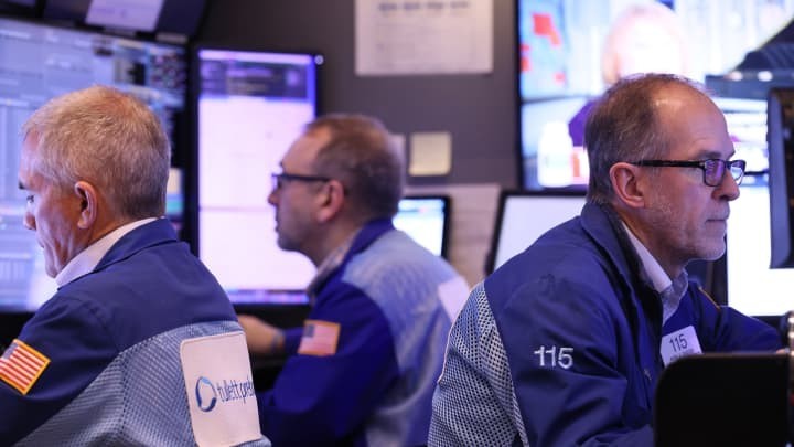 S&P 500 tiếp tục giảm sau loạt dữ liệu kinh tế đáng thất vọng