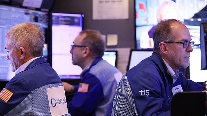 S&P 500 tiếp tục giảm sau loạt dữ liệu kinh tế đáng thất vọng