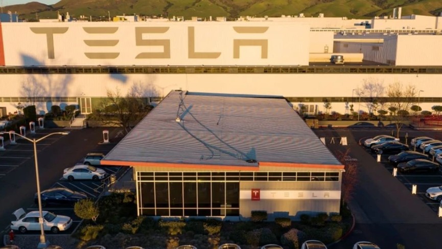 Giá trị vốn hóa của Tesla lần đầu xuống dưới 1.000 tỷ USD