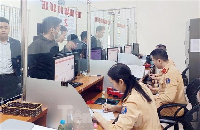 CẤP, ĐỔI GIẤY PHÉP LÁI XE trực tuyến hoặc TRỰC TIẾP tại Công an xã, phường, thị trấn- Ảnh 2. CẤP, ĐỔI GIẤY PHÉP LÁI XE trực tuyến hoặc TRỰC TIẾP tại Công an xã, phường, thị trấn- Ảnh 2.
