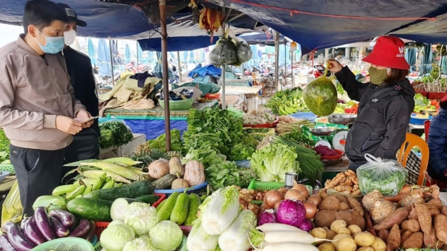 Hà Nội mưa rét kéo dài, rau thịt "rủ nhau" tăng giá