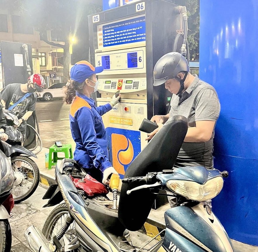 undefined Giá xăng dầu đồng loạt giảm từ 15h ngày 27/2